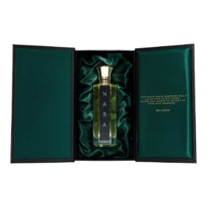 Flacon van Bellekin Nara parfum met een subtiele rokerige achtergrond, omringd door natuurlijke elementen en verleidelijke bloemblaadjes, perfect voor een betoverende geurervaring