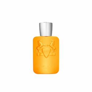 Gele parfum fles van Parfum de Marly die Perseus heet. Witte achtergrond en op fles staan paarden
