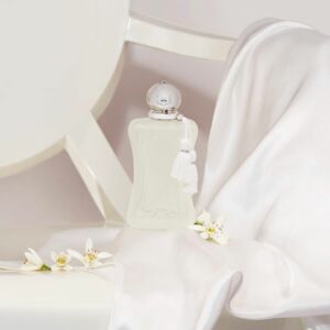 Parfums de Marly Valaya Parfumfles met witte bloemen en wit satijnen doek