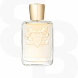 Transparante parfumsfles met amber kleurige parfum. Witte achtergrond en parfumfles met zilveren dop