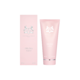 witte achtergrond met roze luxe verpakkingsdoos en tube van parfums de marly delina showergel