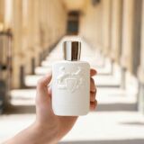 handzichtbaar met witte parfumsfles van parfums de marly