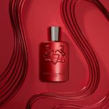 Parfums de Marly Kalan rode parfumfels met zilveren dop op een rode achtergond met grafische lijnen