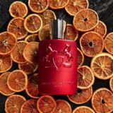 Parfums de MArly Kalan rode Parfumfels ligt op een bed van bloedsinasappel schijfjes