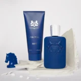 3 blauwe producten. één schaakstuk, één Showergel en één parfumfles van het merk parfums de maly serie Percival